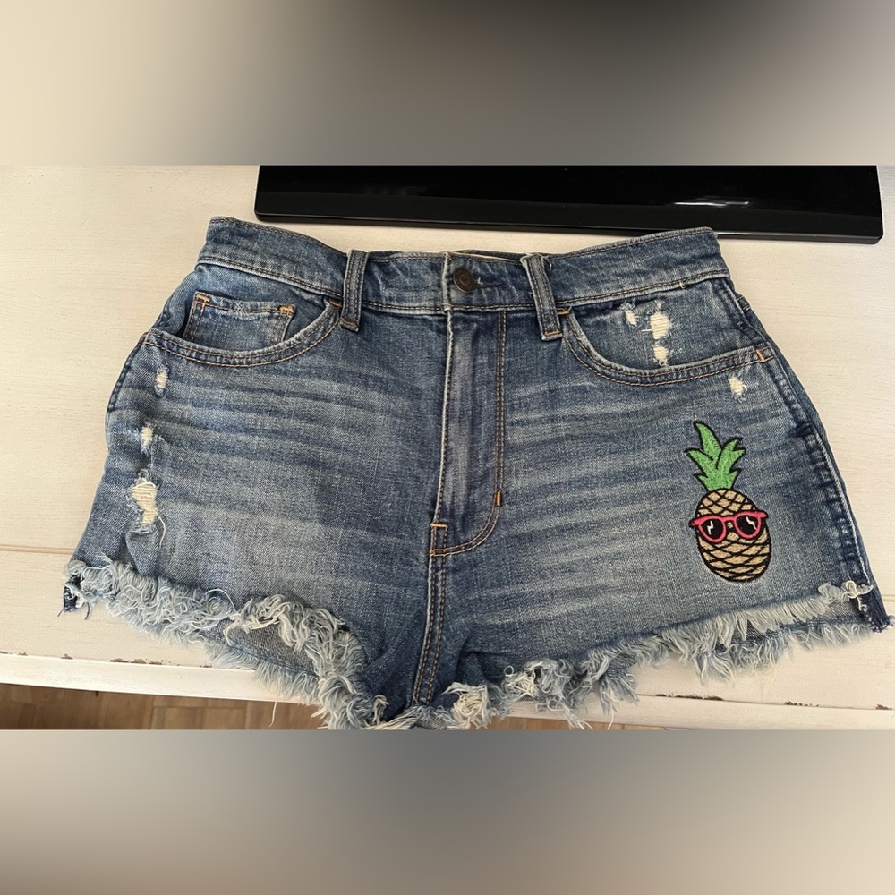 Hollister high rise vintage short blue denim raw hem shorts with pineapple